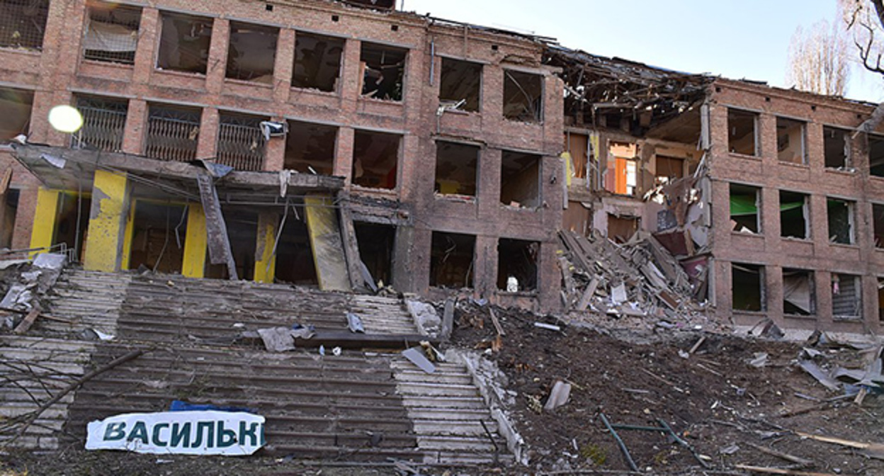 Разрушенное здание на территории Украины. 28 февраля 2022 года. Фото: Vasyatka1 https://ru.wikipedia.org Разрушенное здание на территории Украины. 28 февраля 2022 года. Фото: Vasyatka1 https://ru.wikipedia.org