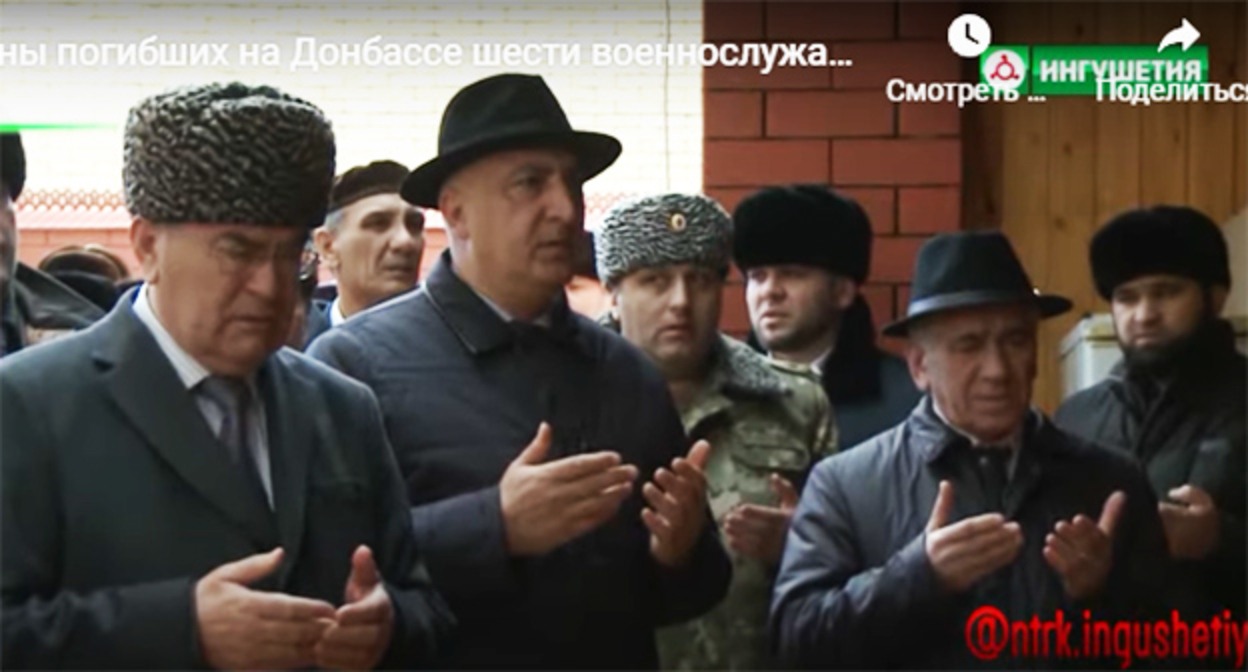 Похороны военнослужащих, погибших в ходе военной операции на Украине. 4 марта 2022 г. Скриншот видео https://ingushetiya.tv/2022/03/04/похороны-погибших-на-донбассе-шести-в/?utm_source=yxnews&utm_medium=desktop&utm_referrer=https%3A%2F%2Fyandex.ru%2Fnews%2Fsearch%3Ftext%3D Похороны военнослужащих, погибших в ходе военной операции на Украине. 4 марта 2022 г. Скриншот видео https://ingushetiya.tv/2022/03/04/похороны-погибших-на-донбассе-шести-в/?utm_source=yxnews&utm_medium=desktop&utm_referrer=https%3A%2F%2Fyandex.ru%2Fnews%2Fsearch%3Ftext%3D