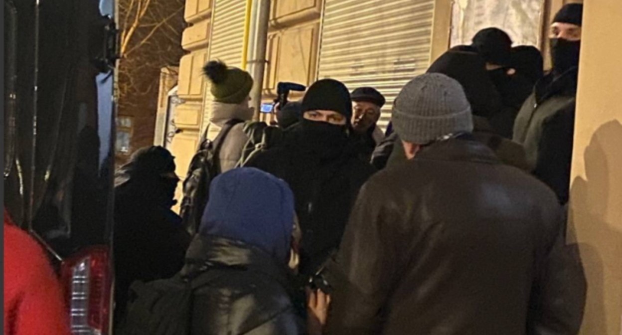 Силовики возле офиса "Мемориала".стопкадр видео канала Полный ПЦ, https://t.me/polniypc/1977 Силовики возле офиса "Мемориала".стопкадр видео канала Полный ПЦ, https://t.me/polniypc/1977