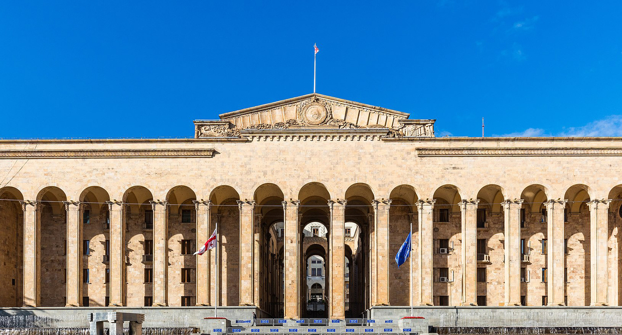 Здание правительства Грузии. Фото Diego Delso https://ru.wikipedia.org/wiki/Здание_парламента_Грузии_(Тбилиси) Здание правительства Грузии. Фото Diego Delso https://ru.wikipedia.org/wiki/Здание_парламента_Грузии_(Тбилиси)