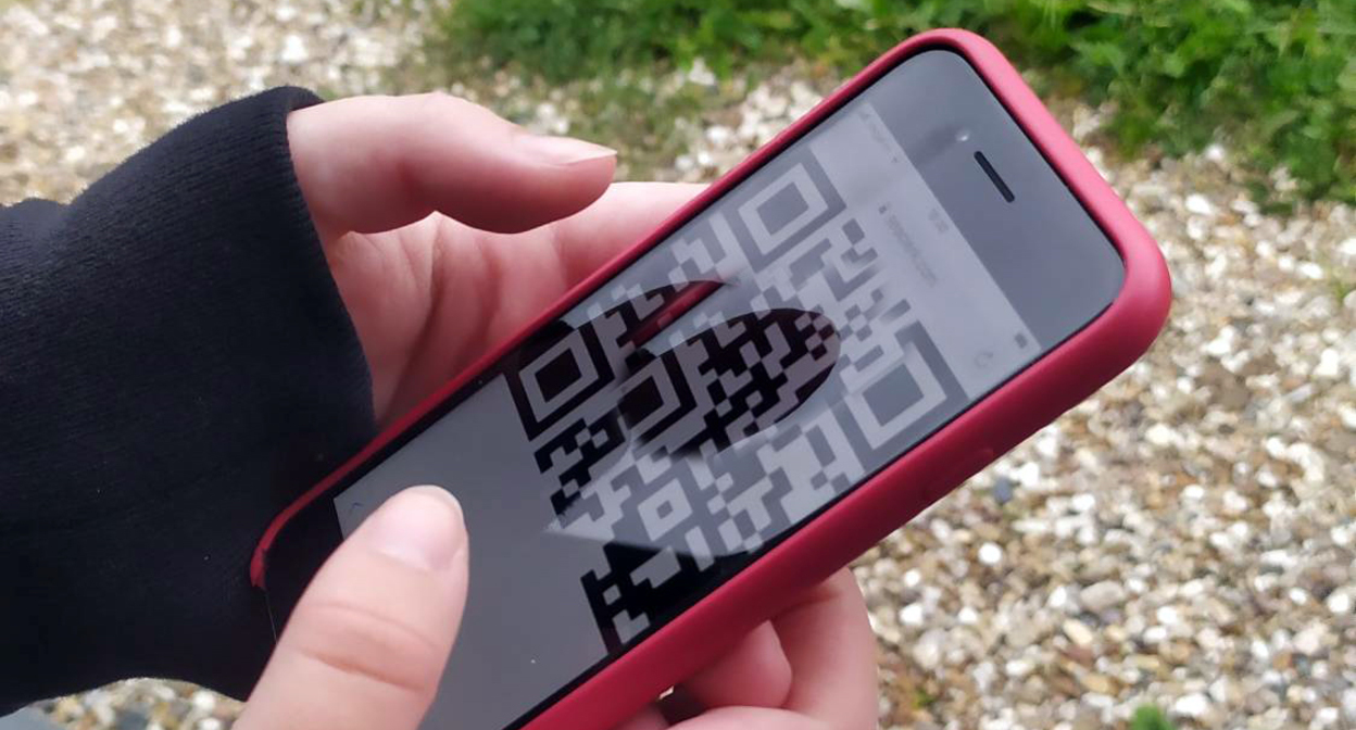QR код на экране телефона. Фото Нины Тумановой для "Кавказского узла" QR код на экране телефона. Фото Нины Тумановой для "Кавказского узла"