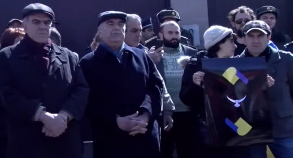 Участники акции в Ереване, стоп-кадр видео https://www.facebook.com/watch/live/?ref=watch_permalink&v=530603391699156 Участники акции в Ереване, стоп-кадр видео https://www.facebook.com/watch/live/?ref=watch_permalink&v=530603391699156
