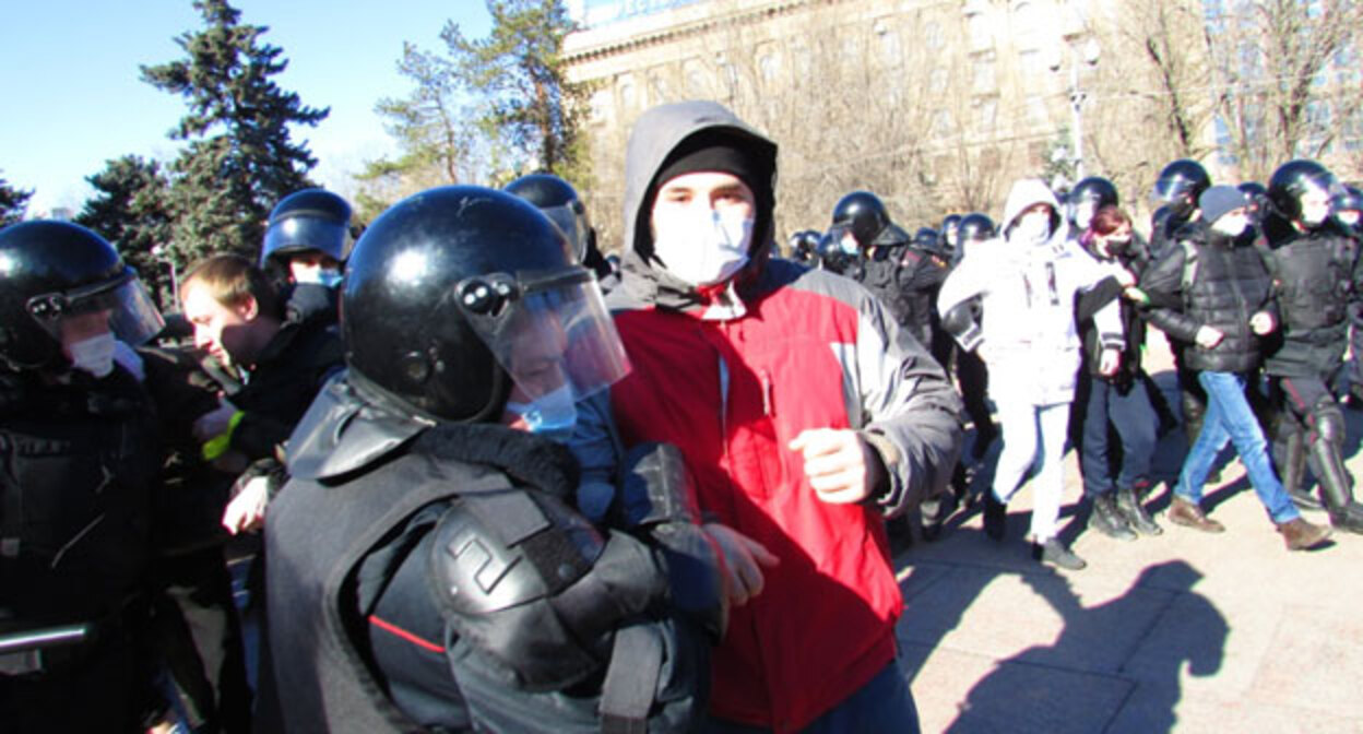 Задержания активистов в Волгограде. 6 марта 2022 года. Фото Вячеслава Ященко для "Кавказского узла". Задержания активистов в Волгограде. 6 марта 2022 года. Фото Вячеслава Ященко для "Кавказского узла".