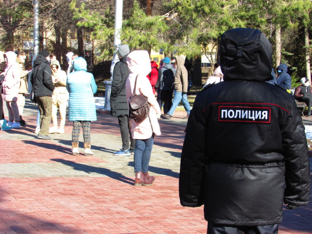 На месте антивоенной акции у Вечного огня в Волгограде. 6 марта 2022 года. Фото Вячеслава Ященко для "Кавказского узла"