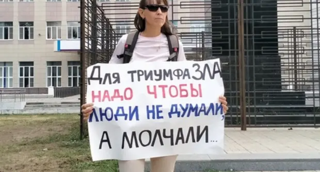 Одиночный пикет Елены Байбековой. Астрахань, 15 августа 2020 года. Фото Алены Садовской для "Кавказского узла". Одиночный пикет Елены Байбековой. Астрахань, 15 августа 2020 года. Фото Алены Садовской для "Кавказского узла".
