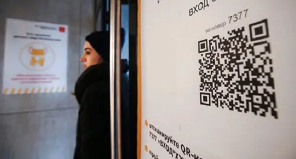 Предупреждающий плакат при входе в магазин. Фото: https://yeisk.info/wp-content/uploads/2021/11/756050083171040-825x510.jpg Предупреждающий плакат при входе в магазин. Фото: https://yeisk.info/wp-content/uploads/2021/11/756050083171040-825x510.jpg
