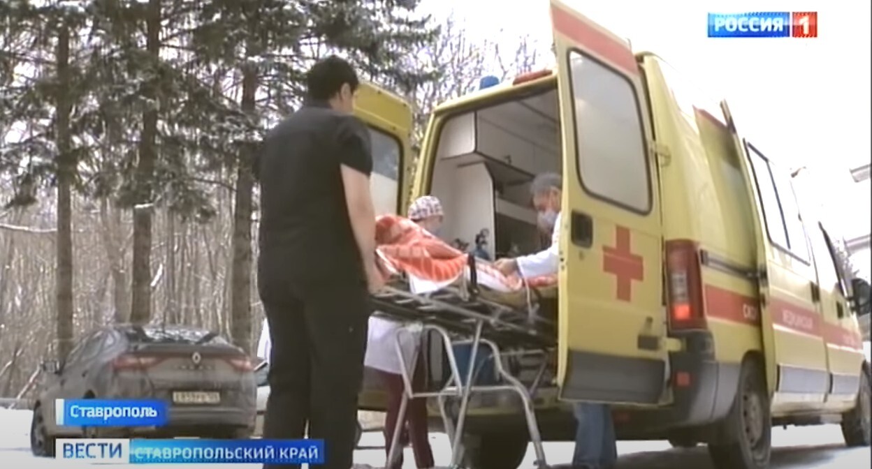 Врачи доставили пострадавшего подростка в больницу. Стопкадр из видео https://www.youtube.com/watch?v=y6N-ZwmOtbU Врачи доставили пострадавшего подростка в больницу. Стопкадр из видео https://www.youtube.com/watch?v=y6N-ZwmOtbU