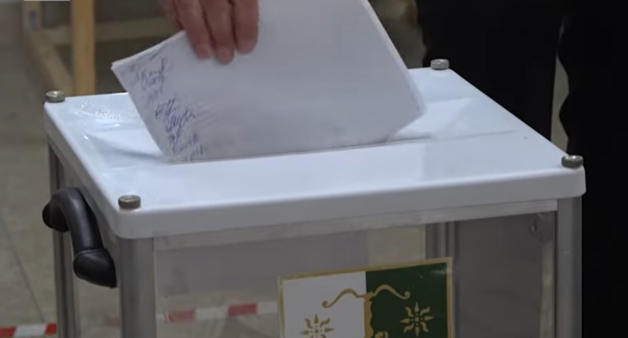 Голосование на выборах в Абхазии. стоп-кадр видео "Абаза ТВ" от 12.03.22, https://www.youtube.com/watch?v=V6ZqAMKy4xE Голосование на выборах в Абхазии. стоп-кадр видео "Абаза ТВ" от 12.03.22, https://www.youtube.com/watch?v=V6ZqAMKy4xE