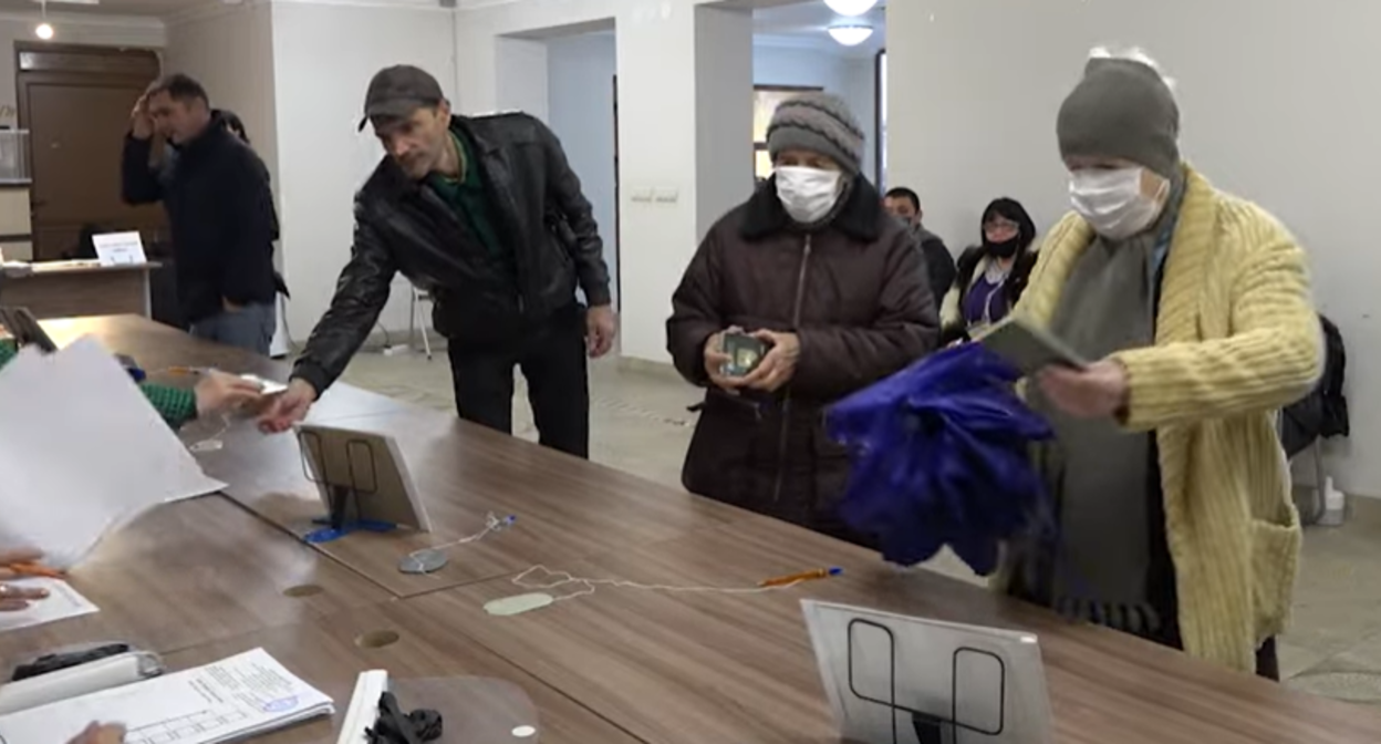 Голосование в Абхазии, стопкадр видо "Абаза ТВ" от 12.02.22, https://www.youtube.com/watch?v=V6ZqAMKy4xE&t=57s Голосование в Абхазии, стопкадр видо "Абаза ТВ" от 12.02.22, https://www.youtube.com/watch?v=V6ZqAMKy4xE&t=57s