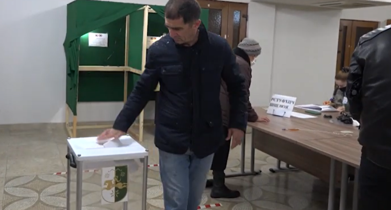 Голосование в Абхазии. Стоп-кадр видео "Абаза ТВ" от 12.03.22. https://www.youtube.com/watch?v=V6ZqAMKy4xE Голосование в Абхазии. Стоп-кадр видео "Абаза ТВ" от 12.03.22. https://www.youtube.com/watch?v=V6ZqAMKy4xE