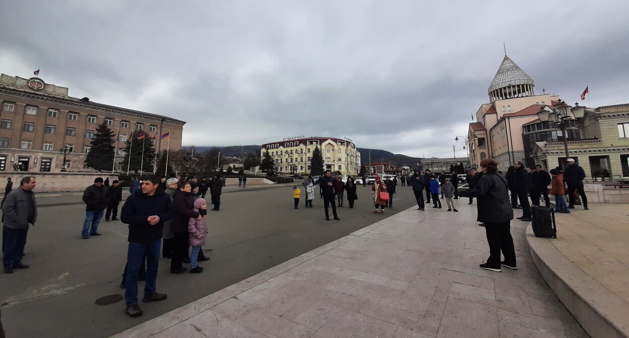 Участники мирной акции в Степанакерте, 12 марта 2022 год. Фото Алвард Григорян для «Кавказского узла» Участники мирной акции в Степанакерте, 12 марта 2022 год. Фото Алвард Григорян для «Кавказского узла»