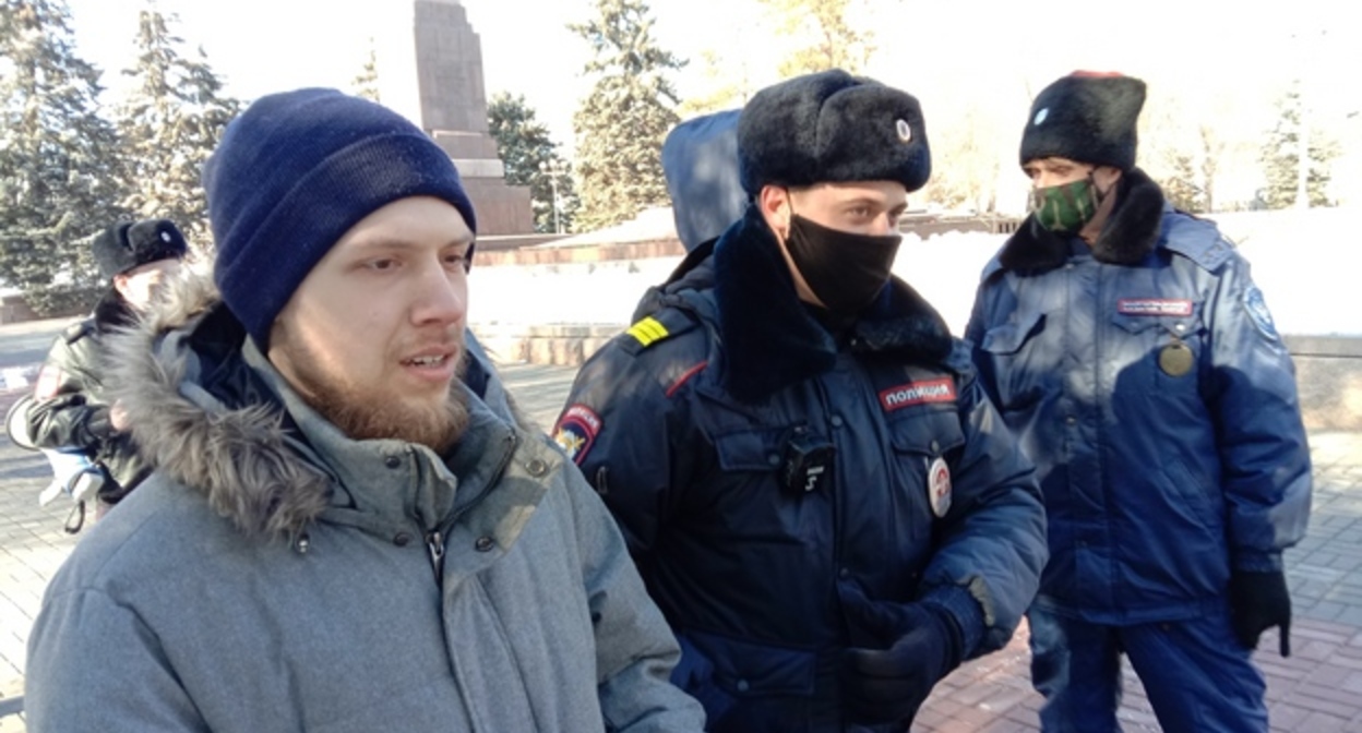 Сотрудники полиции задерживают активиста. Волгоград, 13 марта 2022 года. Фото Вячеслава Ященко для "Кавказского узла". Сотрудники полиции задерживают активиста. Волгоград, 13 марта 2022 года. Фото Вячеслава Ященко для "Кавказского узла".