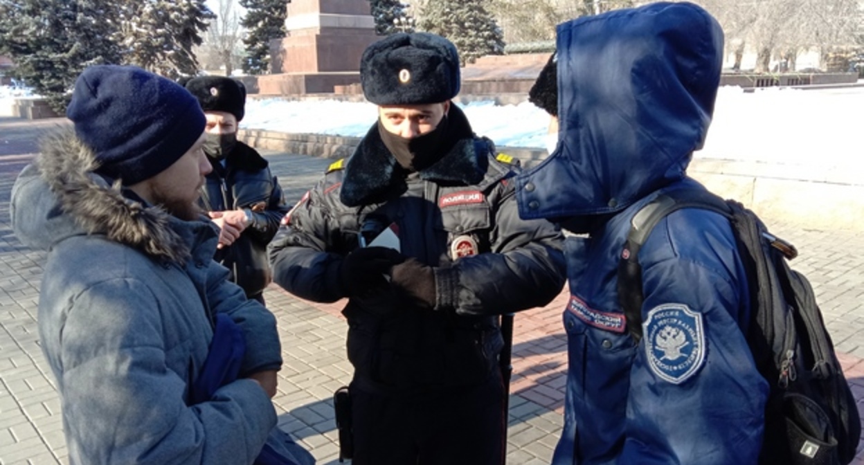 Сотрудники полиции и участники акции протеста. Волгоград, 13 марта 2022 года. Фото Вячеслава Ященко для "Кавказского узла". Сотрудники полиции и участники акции протеста. Волгоград, 13 марта 2022 года. Фото Вячеслава Ященко для "Кавказского узла".