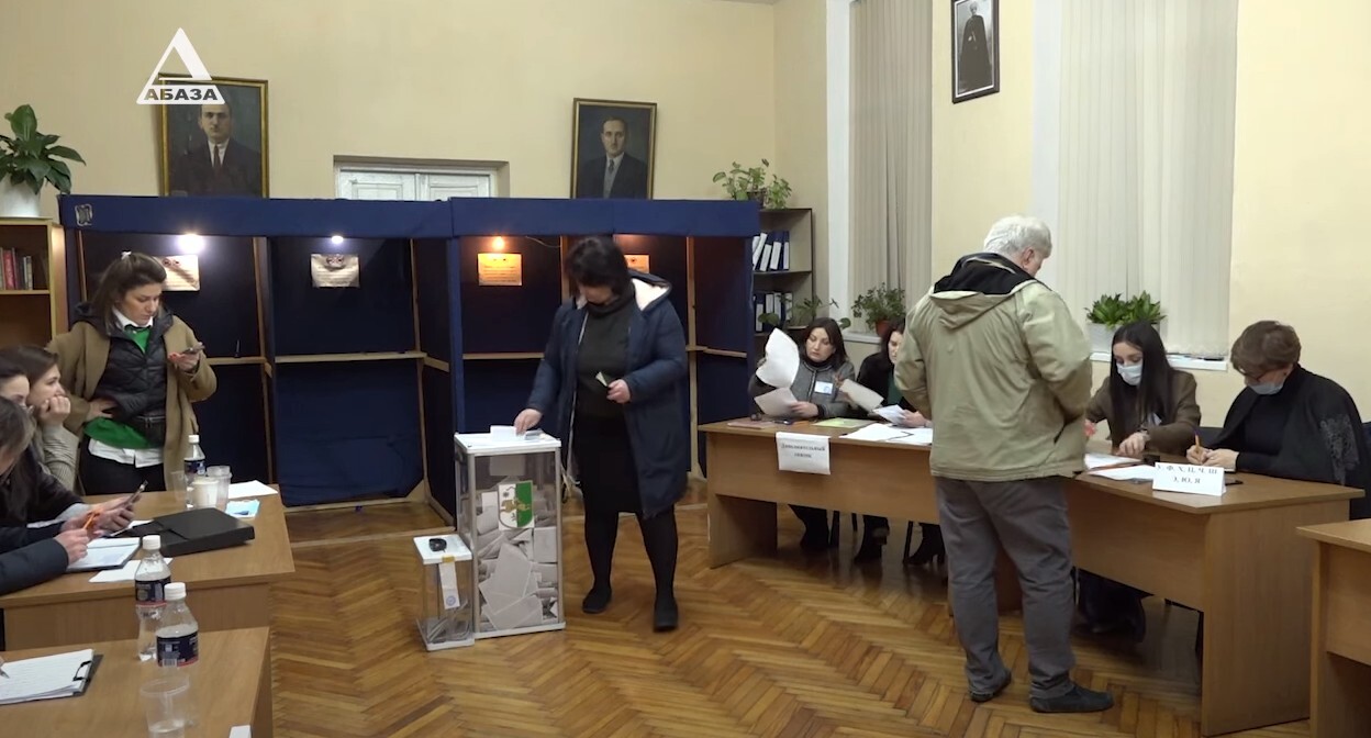 Голосование на парламентских выборах в Сухуме 12 марта 2022 года. Стоп-кадр из видео "Абаза ТВ". https://www.youtube.com/watch?v=m3YHnRH0UUg Голосование на парламентских выборах в Сухуме 12 марта 2022 года. Стоп-кадр из видео "Абаза ТВ". https://www.youtube.com/watch?v=m3YHnRH0UUg