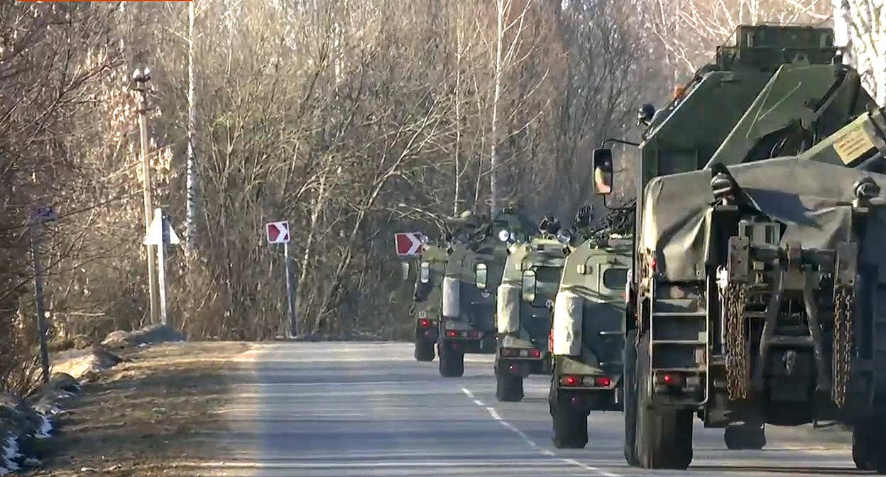 Российская военная техника на Украине. Кадр видео ТК "Звезда" https://tvzvezda.ru/news/202231560-ANe6N.html Российская военная техника на Украине. Кадр видео ТК "Звезда" https://tvzvezda.ru/news/202231560-ANe6N.html