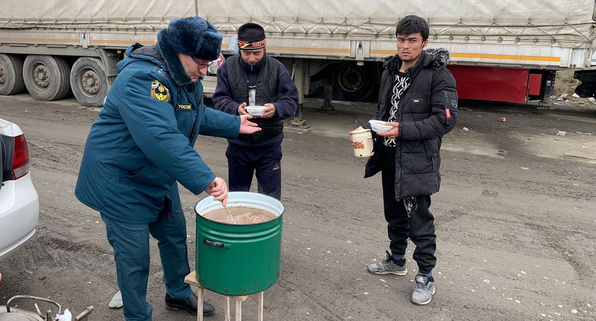 Сотрудник МЧС у КПП, где водители ожидают разрешения на проезд по Военно-Грузинской дороге, которая закрыта из-за непогоды. Фото пресс-службы МЧС https://vk.com/mchs_rso_a Сотрудник МЧС у КПП, где водители ожидают разрешения на проезд по Военно-Грузинской дороге, которая закрыта из-за непогоды. Фото пресс-службы МЧС https://vk.com/mchs_rso_a