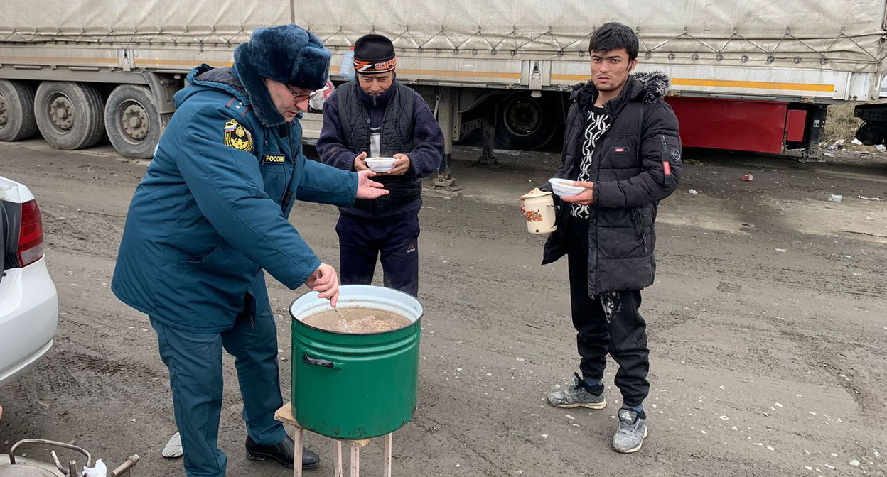 Сотрудник МЧС у КПП, где водители ожидают разрешения на проезд по Военно-Грузинской дороге, которая закрыта из-за непогоды. Фото пресс-службы МЧС https://vk.com/mchs_rso_a Сотрудник МЧС у КПП, где водители ожидают разрешения на проезд по Военно-Грузинской дороге, которая закрыта из-за непогоды. Фото пресс-службы МЧС https://vk.com/mchs_rso_a