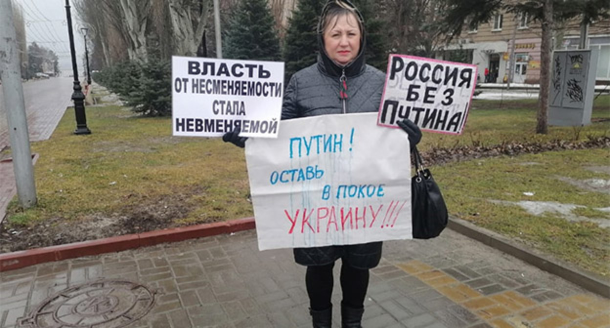 Елена Шеина во время пикета. Волгоград, 24 февраля 2022 г. Фото Ольги Черкасовой для "Кавказского узла" Елена Шеина во время пикета. Волгоград, 24 февраля 2022 г. Фото Ольги Черкасовой для "Кавказского узла"