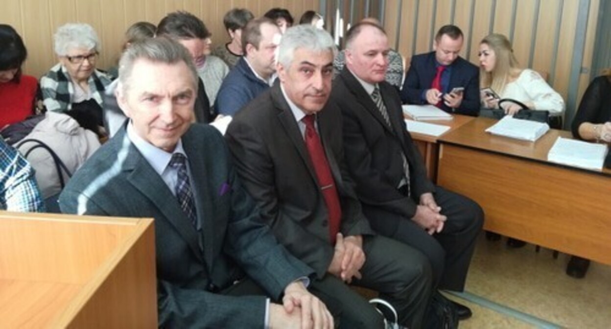 Валерий Рогозин, Игорь Егозарян и Вячеслав Осипов (слева направо) в зале суда. Волгоград, 21 февраля 2020 года. Фото Татьяны Филимоновой для "Кавказского узла". Валерий Рогозин, Игорь Егозарян и Вячеслав Осипов (слева направо) в зале суда. Волгоград, 21 февраля 2020 года. Фото Татьяны Филимоновой для "Кавказского узла".