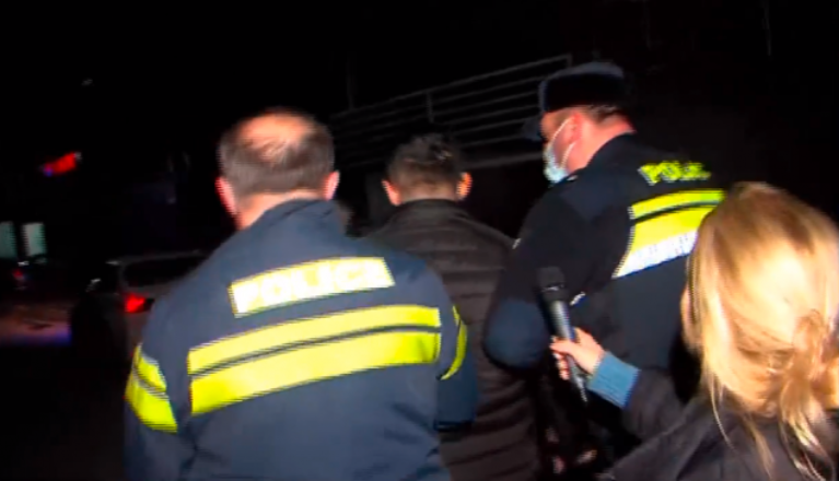 Полиция уводит нападавшего на журналистов. Стоп-кадр видео телеканала "Формула". https://formulanews.ge/News/66843 Полиция уводит нападавшего на журналистов. Стоп-кадр видео телеканала "Формула". https://formulanews.ge/News/66843