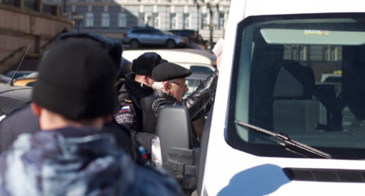 Силовики задерживают Олега Орлова. Фото: Правозащитный центр "Мемориал"* https://t.me/polniypc/2067 Силовики задерживают Олега Орлова. Фото: Правозащитный центр "Мемориал"* https://t.me/polniypc/2067