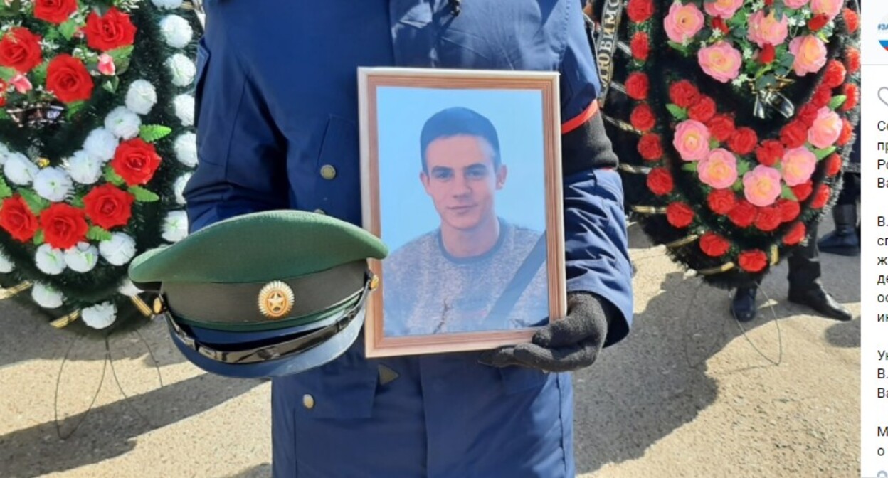 Похороны Валентина Мохова. Скриншот со страницы администрации Лиманского района Астраханской области в соцсети «ВКонтакте» https://vk.com/club171584887?w=wall-171584887_1965&z=photo-171584887_457243695%2Falbum-171584887_00%2Frev Похороны Валентина Мохова. Скриншот со страницы администрации Лиманского района Астраханской области в соцсети «ВКонтакте» https://vk.com/club171584887?w=wall-171584887_1965&z=photo-171584887_457243695%2Falbum-171584887_00%2Frev