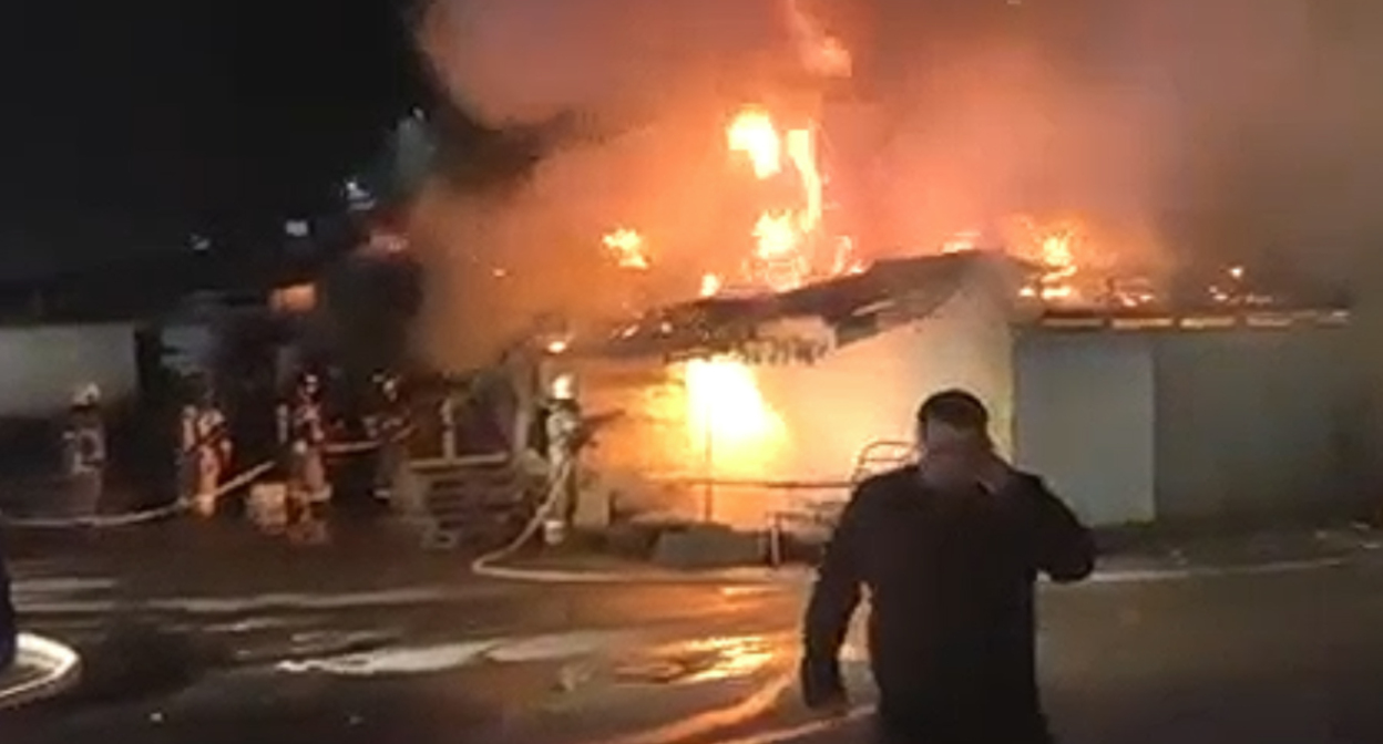 Пожар в Ростове-на-Дону около 250 квадратных метров складов с бумагой, древесиной и углем. Кадр видео Новости Ростова|DonDay https://vk.com/video-40092240_456242045 Пожар в Ростове-на-Дону около 250 квадратных метров складов с бумагой, древесиной и углем. Кадр видео Новости Ростова|DonDay https://vk.com/video-40092240_456242045