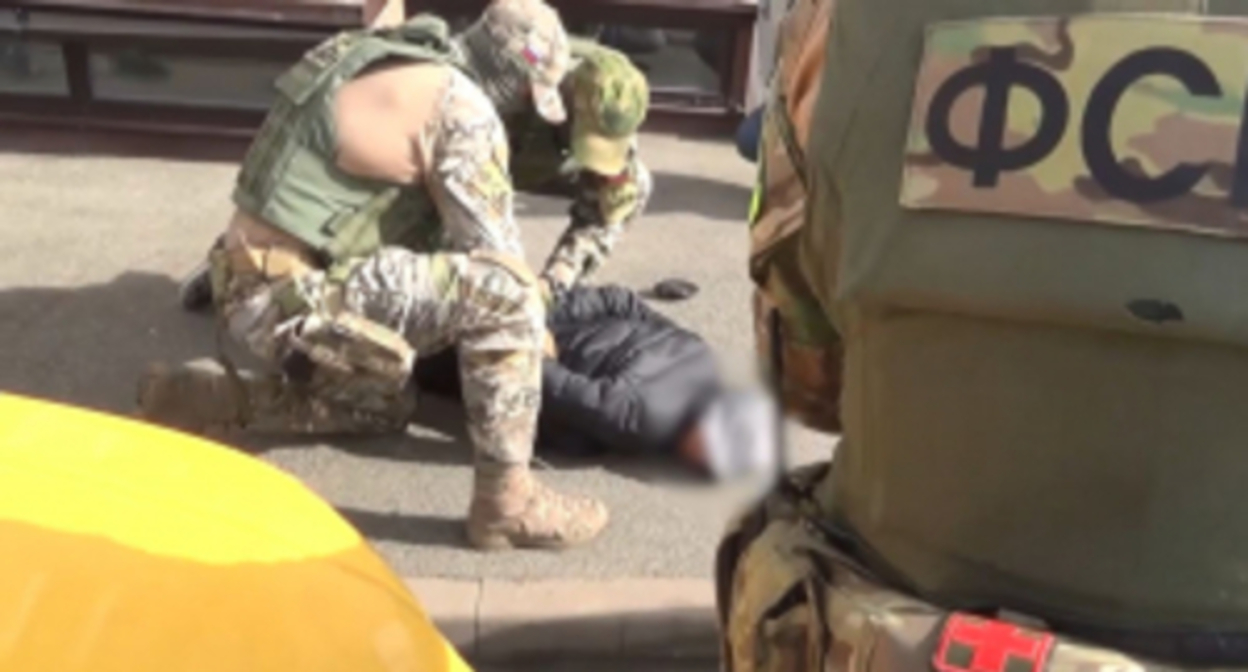 Операция ФСБ. Фото: http://nac.gov.ru/terrorizmu-net/fsb/fsb-rossii-predotvrashchena-popytka-soversheniya.html Операция ФСБ. Фото: http://nac.gov.ru/terrorizmu-net/fsb/fsb-rossii-predotvrashchena-popytka-soversheniya.html