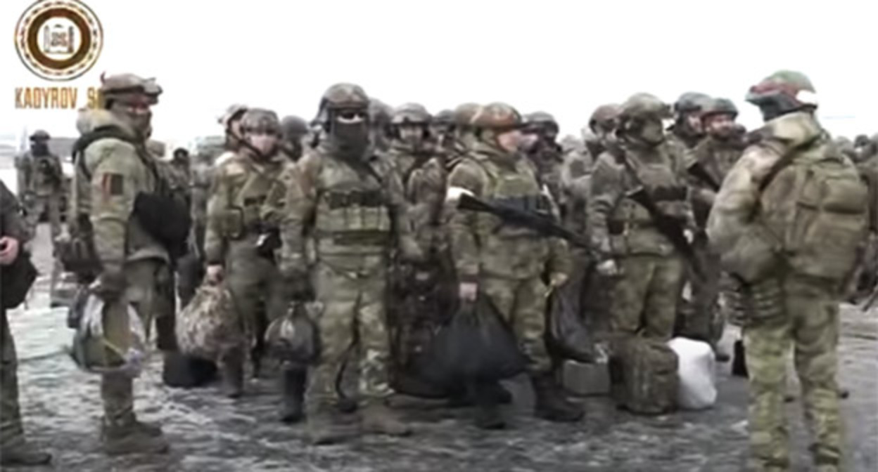 Чеченские силовики перед отправкой на Украину. Фото: скриншот видео https://grozny-inform.ru Чеченские силовики перед отправкой на Украину. Фото: скриншот видео https://grozny-inform.ru