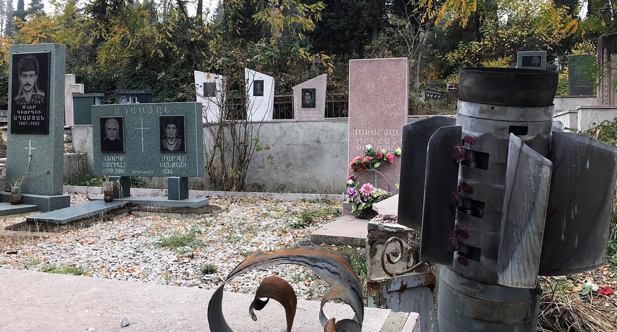 Снаряд, застрявший между могилами на кладбище Степанакерта в ноябре 2020 года. Фото Алвард Григорян для "Кавказского узла"
Снаряд, застрявший между могилами на кладбище Степанакерта в ноябре 2020 года. Фото Алвард Григорян для "Кавказского узла"