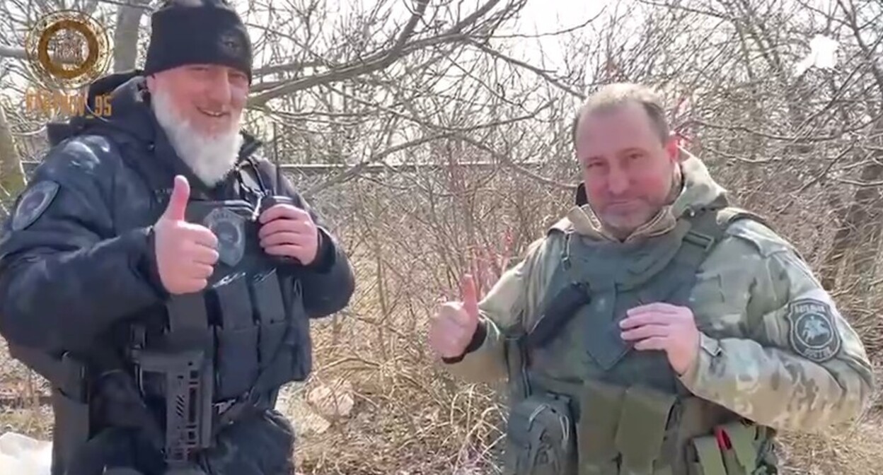 Адам Делимханов и Александр Ходаковский. Скриншот из видео в сообщении https://t.me/RKadyrov_95/1558 Адам Делимханов и Александр Ходаковский. Скриншот из видео в сообщении https://t.me/RKadyrov_95/1558
