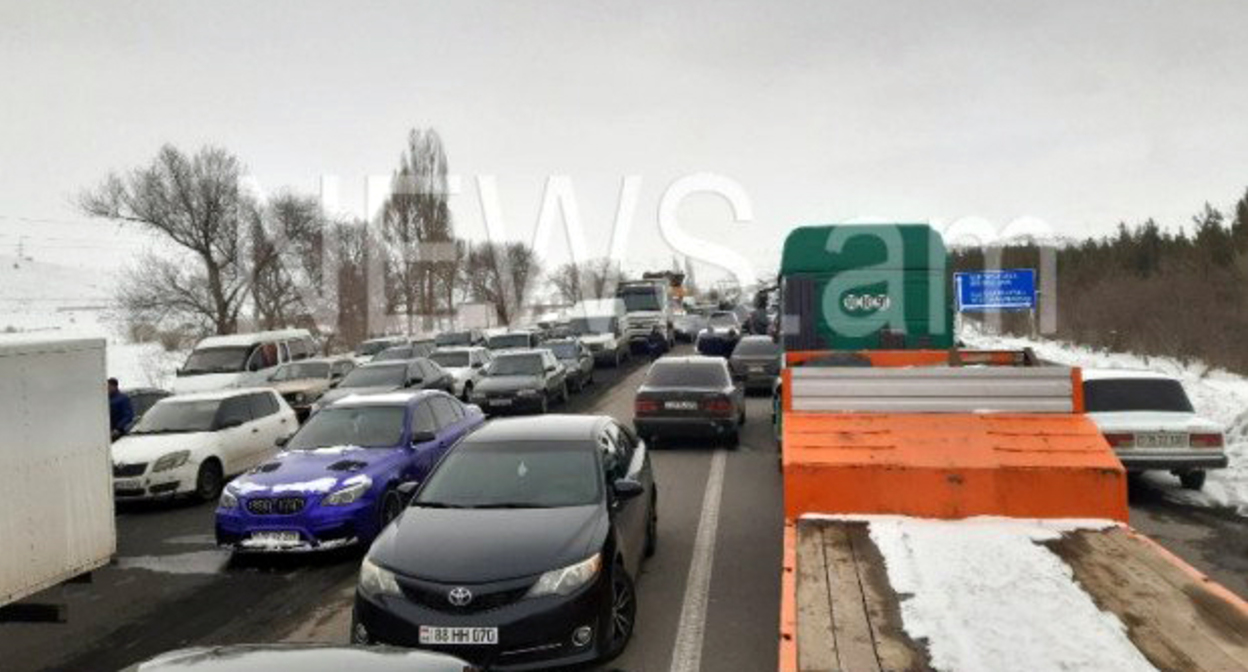 Протестующие перекрыли трассу Ереван – Севан, март 2022 года. Фото https://news.am/rus/news/692857.html Протестующие перекрыли трассу Ереван – Севан, март 2022 года. Фото https://news.am/rus/news/692857.html