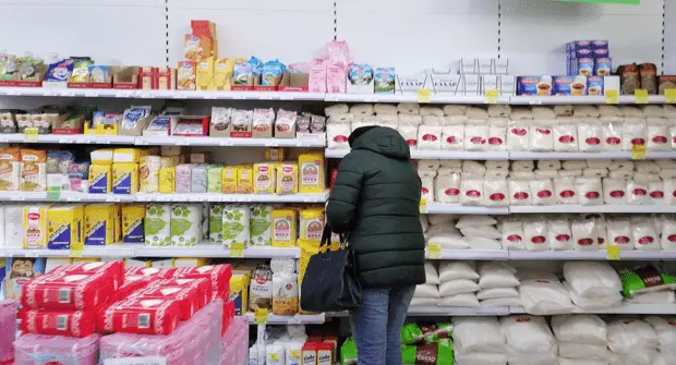Покупательница в магазине. Фото Ольги Черкасовой для "Кавказского узла" Покупательница в магазине. Фото Ольги Черкасовой для "Кавказского узла"