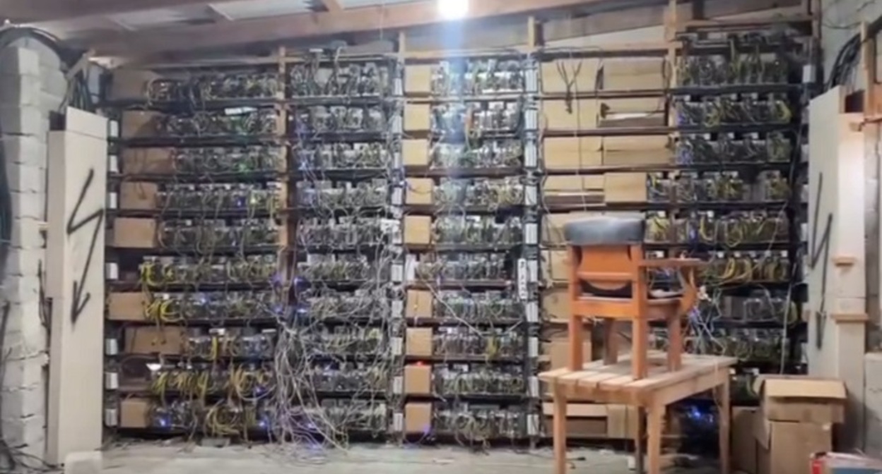 Майнинговая ферма в Кизилюртовском районе. Стопкадр из видео в Telegram-канале Минэнерго Дагестана https://t.me/minenergord/1070 Майнинговая ферма в Кизилюртовском районе. Стопкадр из видео в Telegram-канале Минэнерго Дагестана https://t.me/minenergord/1070