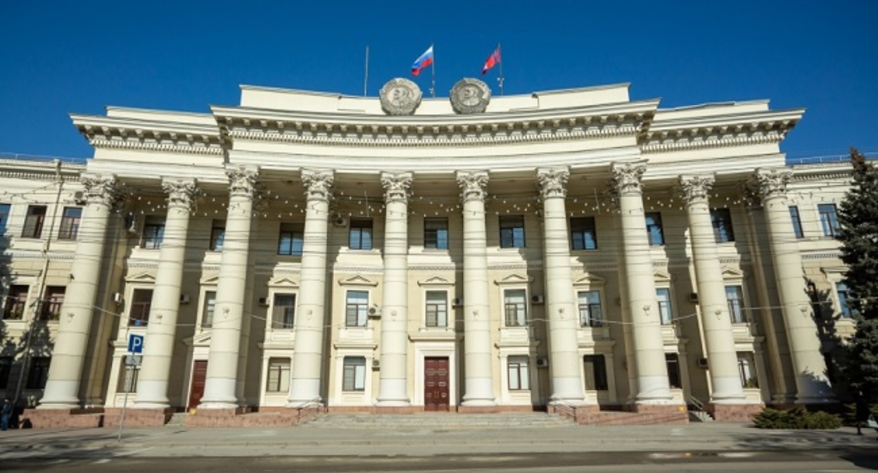 Администрация Волгограда. Фото: сайт Комитета здравоохранения Волгоградской области http://volgazdrav.ru/media/k2/items/cache/e5b1be7c656a0ceb0ecb2526ce1ad515_XL.jpg Администрация Волгограда. Фото: сайт Комитета здравоохранения Волгоградской области http://volgazdrav.ru/media/k2/items/cache/e5b1be7c656a0ceb0ecb2526ce1ad515_XL.jpg