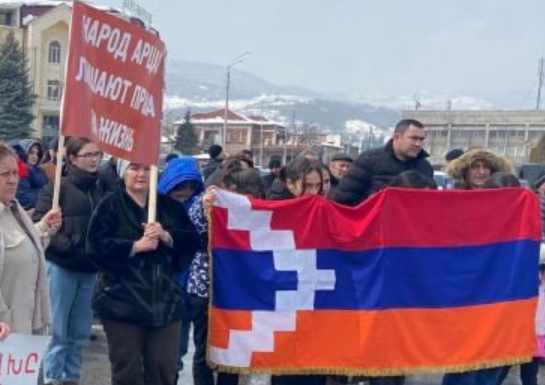 Участники митинга в Степанакерте 26.03.22. Фото: Арменпресс, https://t.me/armenpress/58573 Участники митинга в Степанакерте 26.03.22. Фото: Арменпресс, https://t.me/armenpress/58573