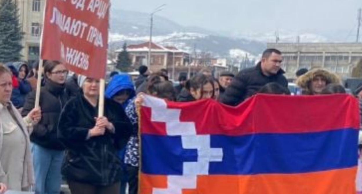Участники митинга в Степанакерте 26.03.22. Фото: Арменпресс, https://t.me/armenpress/58573 Участники митинга в Степанакерте 26.03.22. Фото: Арменпресс, https://t.me/armenpress/58573