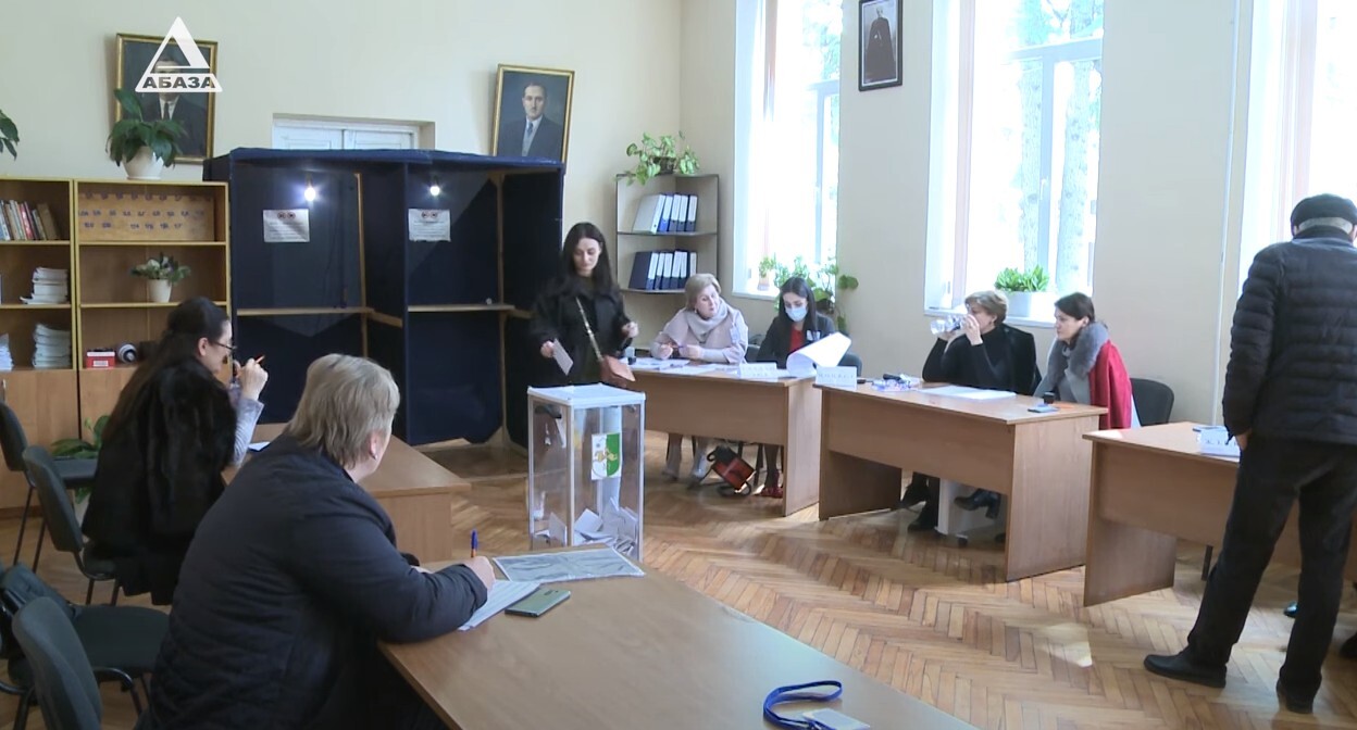 Голосование на одном из участков в Абхазии 26 марта 2022 года. Стоп-кадр из видео https://www.youtube.com/watch?v=_ay7YZG_VxM Голосование на одном из участков в Абхазии 26 марта 2022 года. Стоп-кадр из видео https://www.youtube.com/watch?v=_ay7YZG_VxM