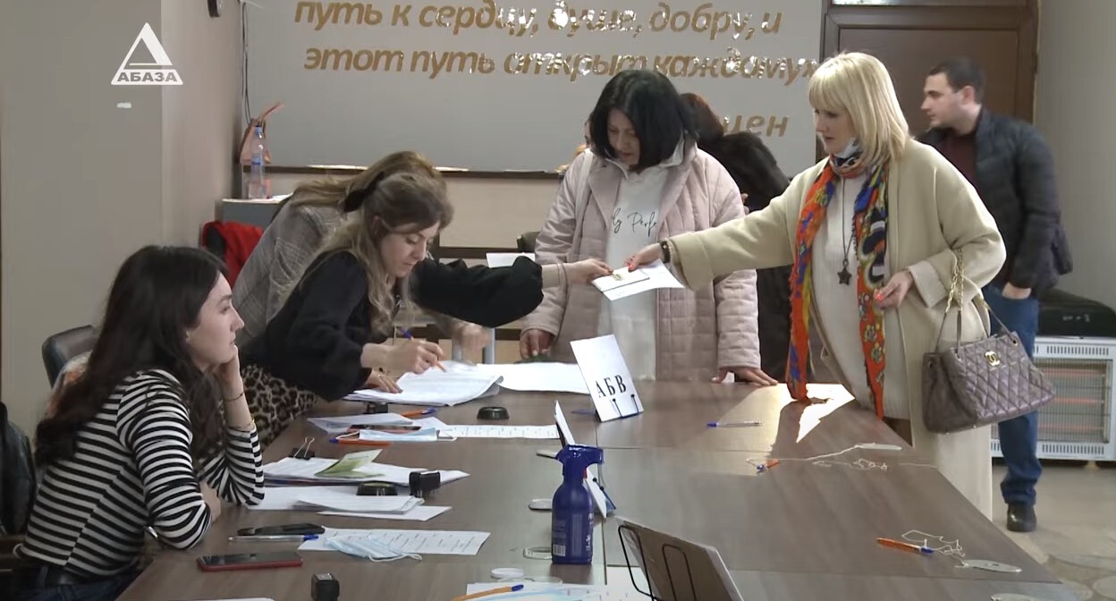 На одном из избирательных участков в Абхазии 26 марта 2022 года. Стопкадр из видео https://www.youtube.com/watch?v=_ay7YZG_VxM На одном из избирательных участков в Абхазии 26 марта 2022 года. Стопкадр из видео https://www.youtube.com/watch?v=_ay7YZG_VxM