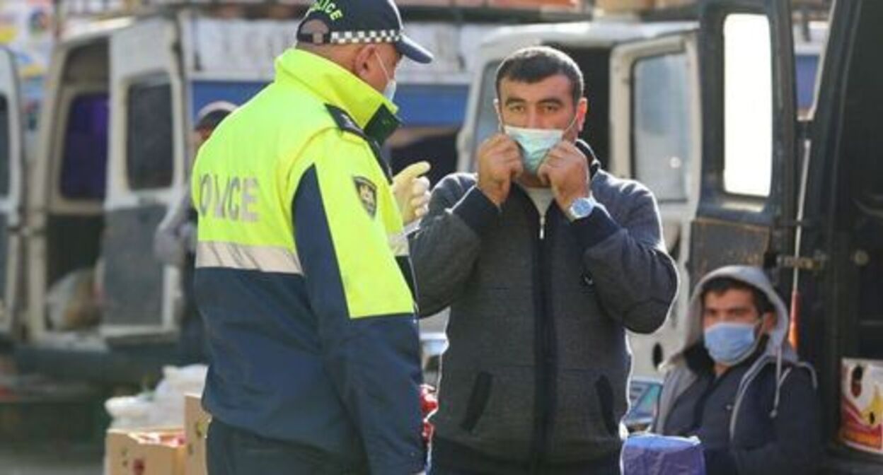 Проверка документов у водителя транспорта. Фото: https://www.facebook.com/policeofgeorgia/photos/1702608756560828 Проверка документов у водителя транспорта. Фото: https://www.facebook.com/policeofgeorgia/photos/1702608756560828