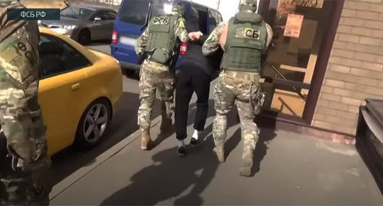 Задержание мужчины, готовившего теракт. Скриншот видео https://www.youtube.com/watch?v=JhuKTHFPrxA Задержание мужчины, готовившего теракт. Скриншот видео https://www.youtube.com/watch?v=JhuKTHFPrxA