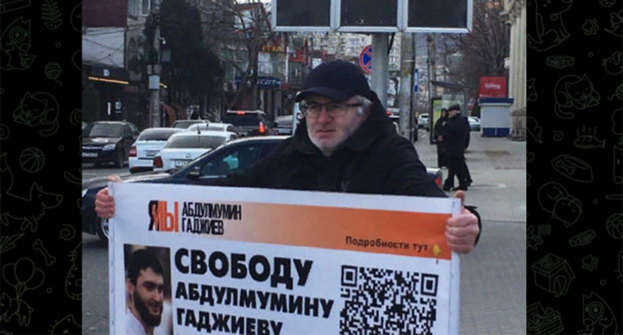 Одиночный пикет в поддержку Абдулмумина Гаджиева. Скриншот https://t.me/chernovik/28097 Одиночный пикет в поддержку Абдулмумина Гаджиева. Скриншот https://t.me/chernovik/28097