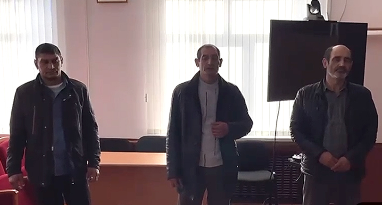 Родители обвиняемых в вандализме приносят извинения за поступок сыновей. Стоп-кадр из видео в Telegram-канале мэра Невинномысска Михаила Миненкова. https://t.me/maMinenkov/491 Родители обвиняемых в вандализме приносят извинения за поступок сыновей. Стоп-кадр из видео в Telegram-канале мэра Невинномысска Михаила Миненкова. https://t.me/maMinenkov/491