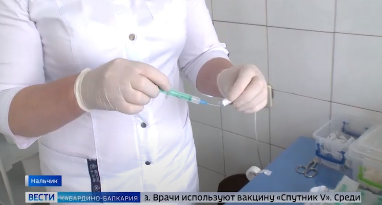 Подготовка к прививке от коронавируса в поликлинике Нальчика. Стоп-кадр из видео https://www.youtube.com/watch?v=S7w2wz0SKBg Подготовка к прививке от коронавируса в поликлинике Нальчика. Стоп-кадр из видео https://www.youtube.com/watch?v=S7w2wz0SKBg