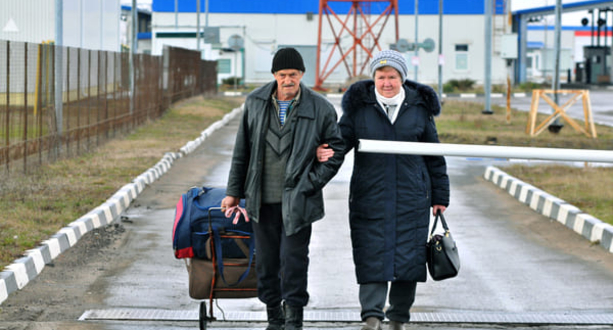 Беженцы в Ростовской области. Фото: Аркадий Будницкий https://www.nvgazeta.ru/news/14488/604613/ Беженцы в Ростовской области. Фото: Аркадий Будницкий https://www.nvgazeta.ru/news/14488/604613/