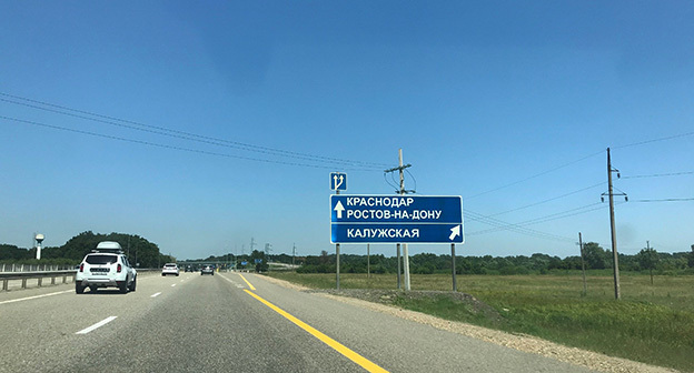 Указатель на станицу Калужская в Краснодарском крае. Фото: https://zen.yandex.ru/media/pereezdvkrasnodar/stanica-kalujskaia-shkoly-sady-rasstoianie-do-krasnodara-5efc73c528cdbf639ac3452d Указатель на станицу Калужская в Краснодарском крае. Фото: https://zen.yandex.ru/media/pereezdvkrasnodar/stanica-kalujskaia-shkoly-sady-rasstoianie-do-krasnodara-5efc73c528cdbf639ac3452d