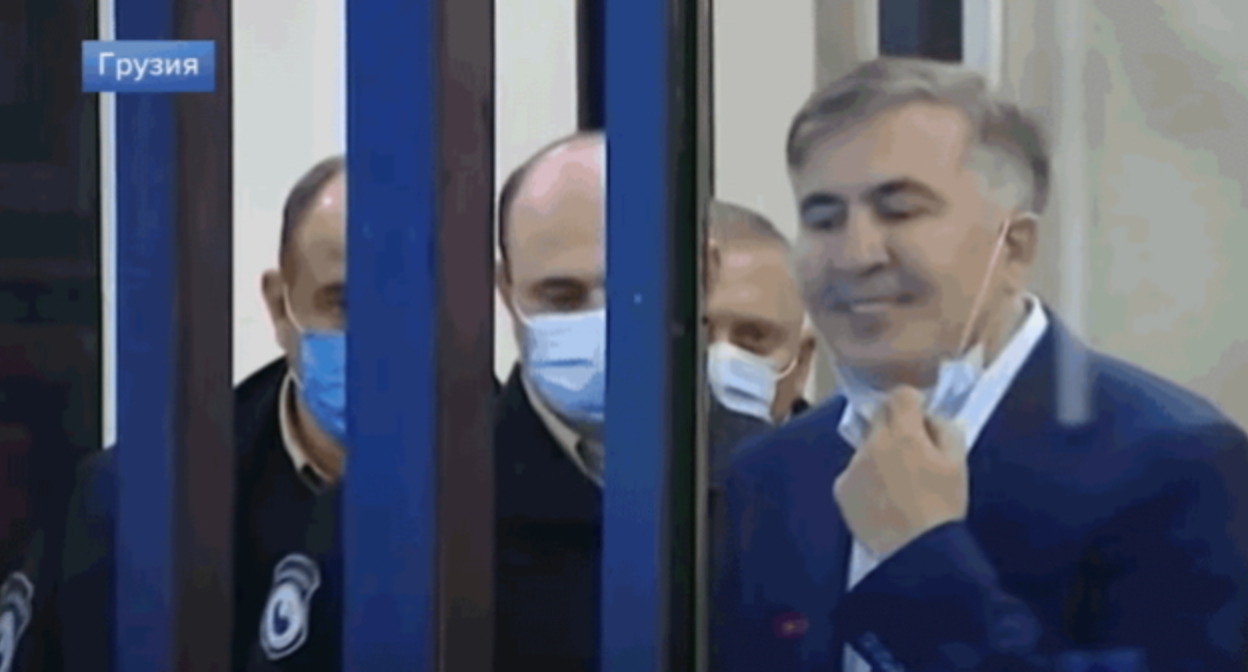 Михаил Саакашвили (справа) в зале суда. Скриншот видео "Новости на Первом Канале" https://www.youtube.com/watch?v=jtb5QF28d6Q Михаил Саакашвили (справа) в зале суда. Скриншот видео "Новости на Первом Канале" https://www.youtube.com/watch?v=jtb5QF28d6Q