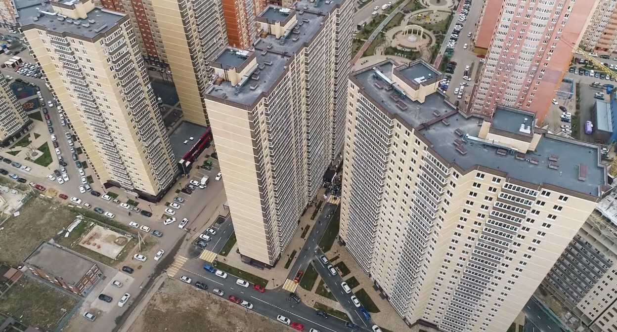Дома ЖК «Свобода» в Краснодаре. Стопкадр из видео https://www.youtube.com/watch?v=LrBIeOIUGfU Дома ЖК «Свобода» в Краснодаре. Стопкадр из видео https://www.youtube.com/watch?v=LrBIeOIUGfU