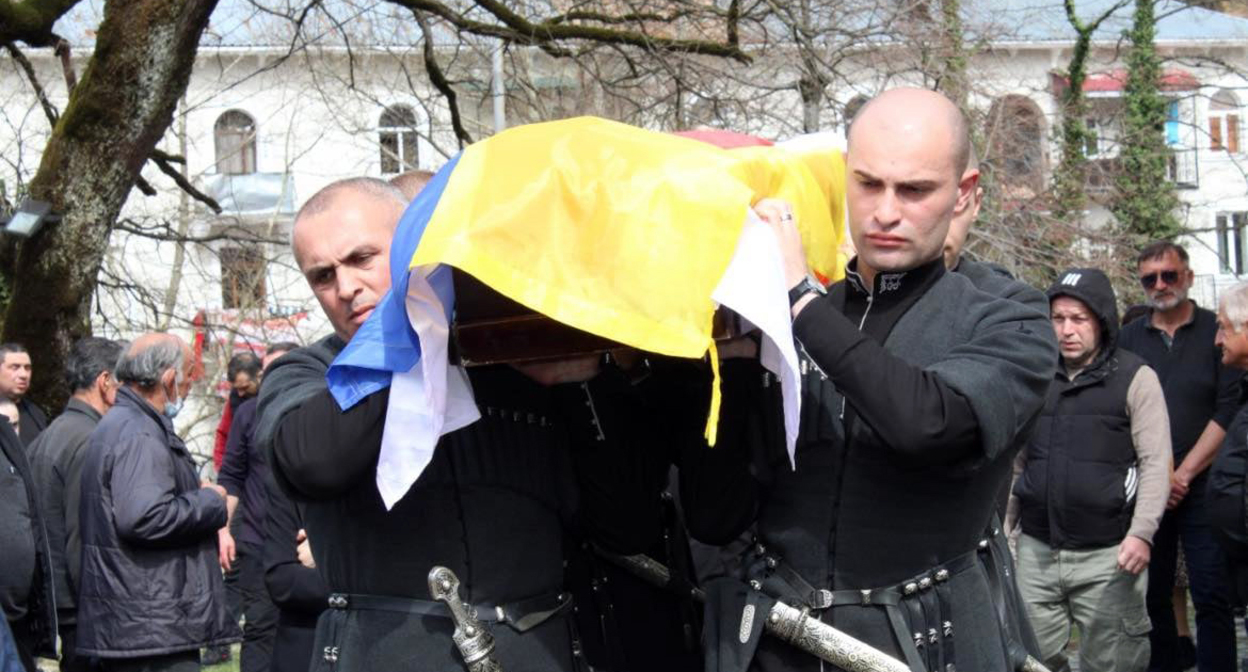 Похороны грузинского бойца Давида Гобеджишвили. Фото https://www.newsgeorgia.ge/погибший-в-украине-грузинский-военны/ Похороны грузинского бойца Давида Гобеджишвили. Фото https://www.newsgeorgia.ge/погибший-в-украине-грузинский-военны/