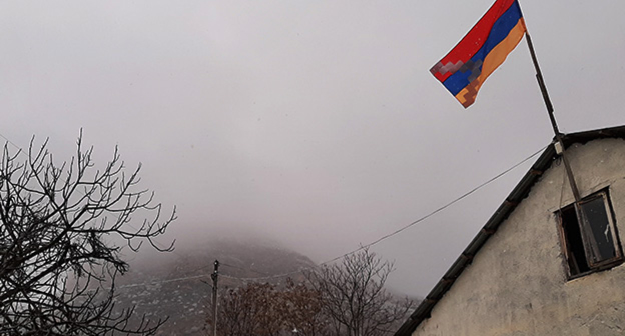 Флаг Нагорного Карабаха на доме в селе Храморт Аскеранского района Нагорного Карабаха. Фото Алвард Григорян для "Кавказского узла" Флаг Нагорного Карабаха на доме в селе Храморт Аскеранского района Нагорного Карабаха. Фото Алвард Григорян для "Кавказского узла"